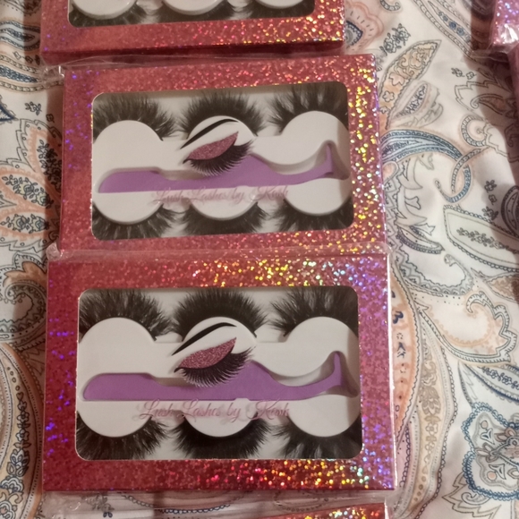 Lashes - Picture 2 of 3